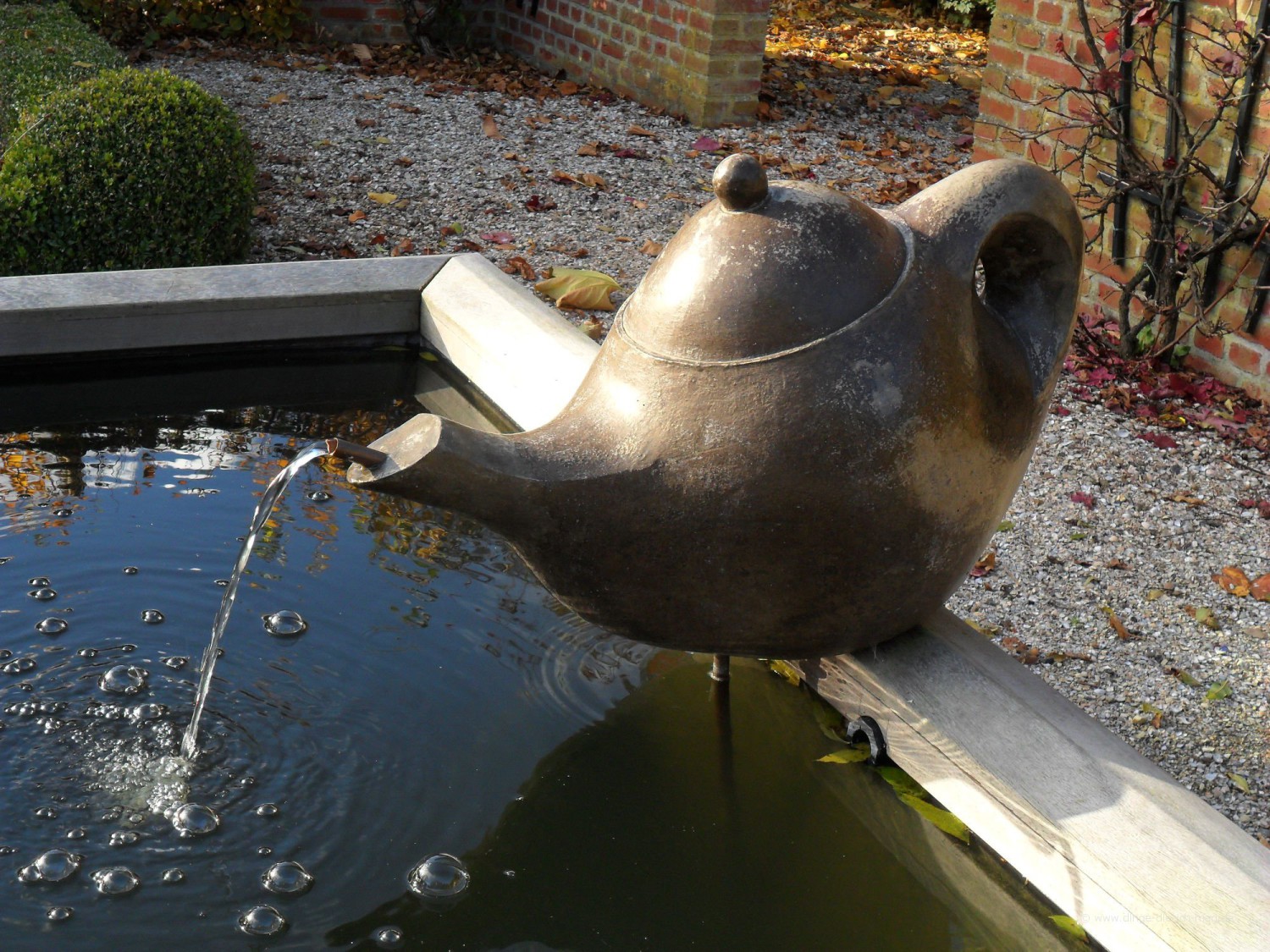 Ein Brunnen in Garten.