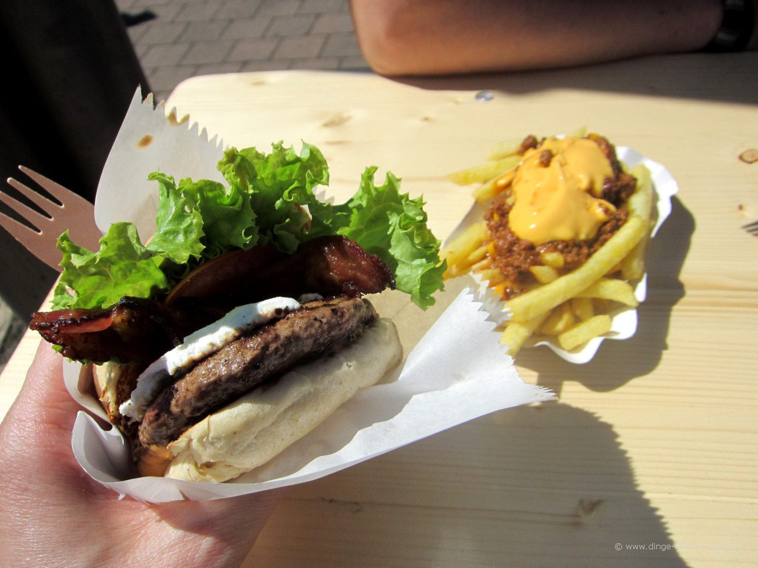 Burger mit Ziegenkäse und Rosmarienhonig. Dazu Chili Pommes.